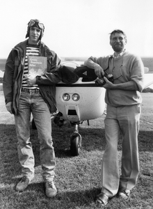 843398 Portret van Henk Bol (rechts), fotograaf van de provincie Utrecht, en een onbekende piloot bij een vliegtuigje ...